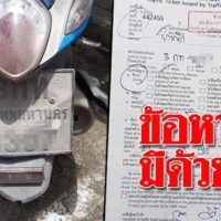 Thai bekommt einen Strafzettel für ein "schmutziges Nummernschild" an seinem Motorrad