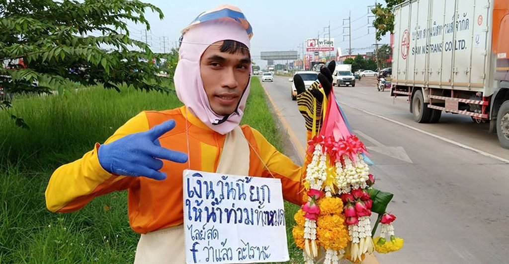 Blumenverkäufer aus Prachinburi spendet alle seine Einnahmen für die Flutopfer