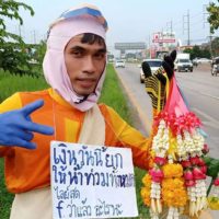 Blumenverkäufer aus Prachinburi spendet alle seine Einnahmen für die Flutopfer