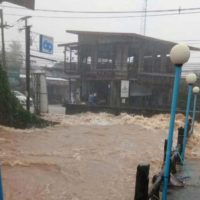 Touristen auf Ko Chang stecken nach sintflutartigen Regenfällen fest