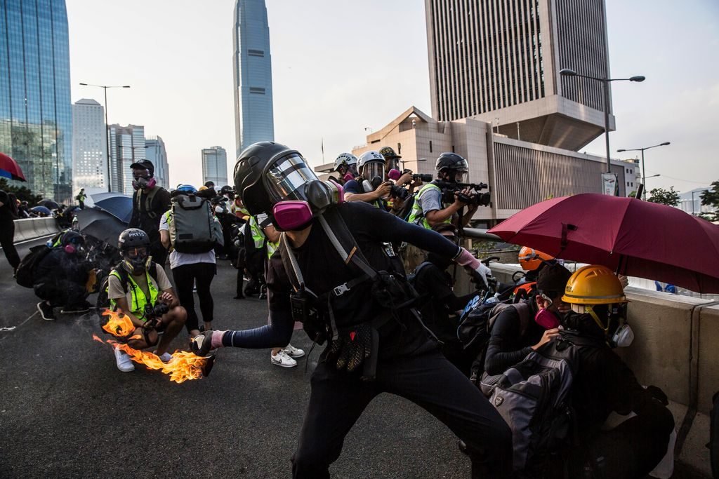 Tränengas, Molotows und Schlägereien markieren den 99. Tag der Proteste in Hongkong