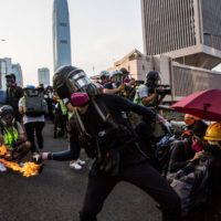 Tränengas, Molotows und Schlägereien markieren den 99. Tag der Proteste in Hongkong