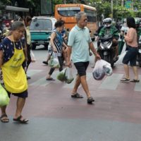 Thailands Geschäfte versuchen, Plastiktüten einzusparen, aber die Käufer bleiben hartnäckig