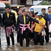 Thailändische Beamte unterstützen die Flutopfer in den Überschwemmten Gebieten