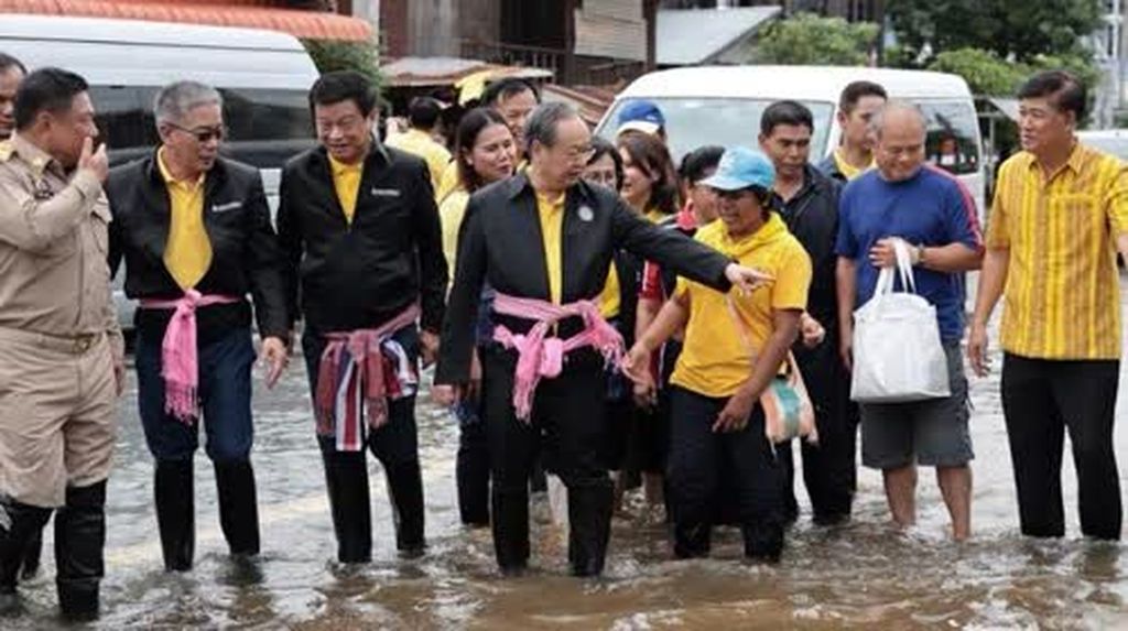 Thailändische Beamte unterstützen die Flutopfer in den Überschwemmten Gebieten