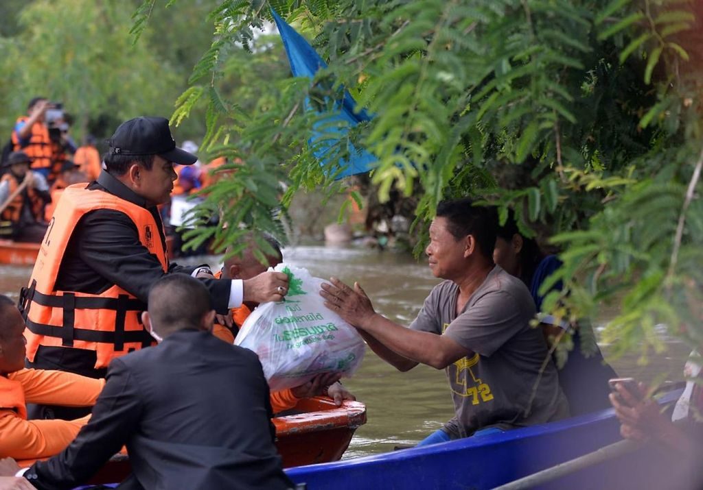 Premierminister Prayuth verspricht die Ausgabe der Hilfsgelder an die Flutopfer zu beschleunigen