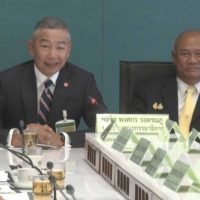 General Apirat ändert seine Meinung und trifft sich mit dem Sicherheitskomitee des Repräsentantenhauses.