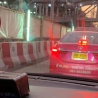 Taxifahrer lässt seinen Passagier ans Steuer, weil er dringend auf die Toilette musste