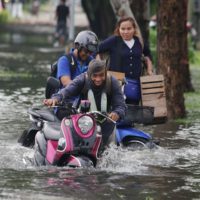 Prayuth verspricht über 2 Milliarden Baht für die Flutopfer und warnt die Beamten davor, dass Geld „abzusaugen“