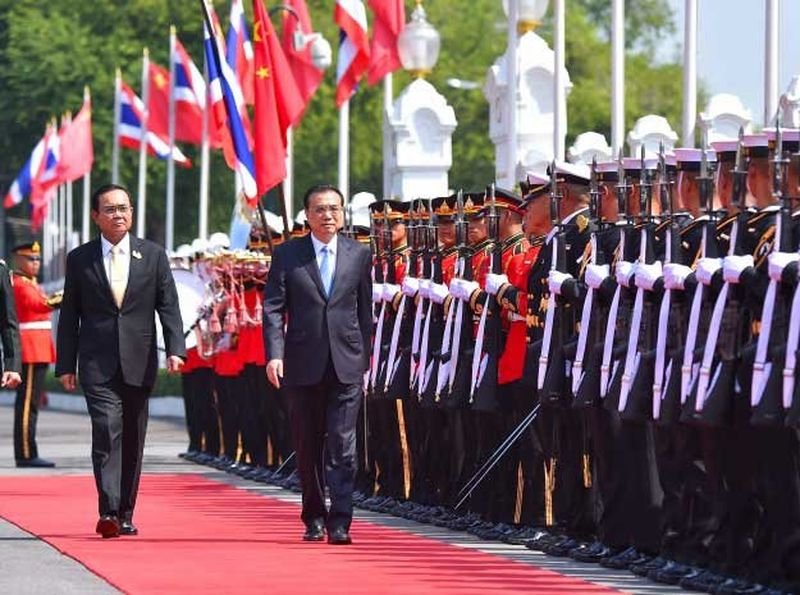 Ministerpräsident Prayuth heißt den chinesischen Ministerpräsidenten Li Keqiang willkommen