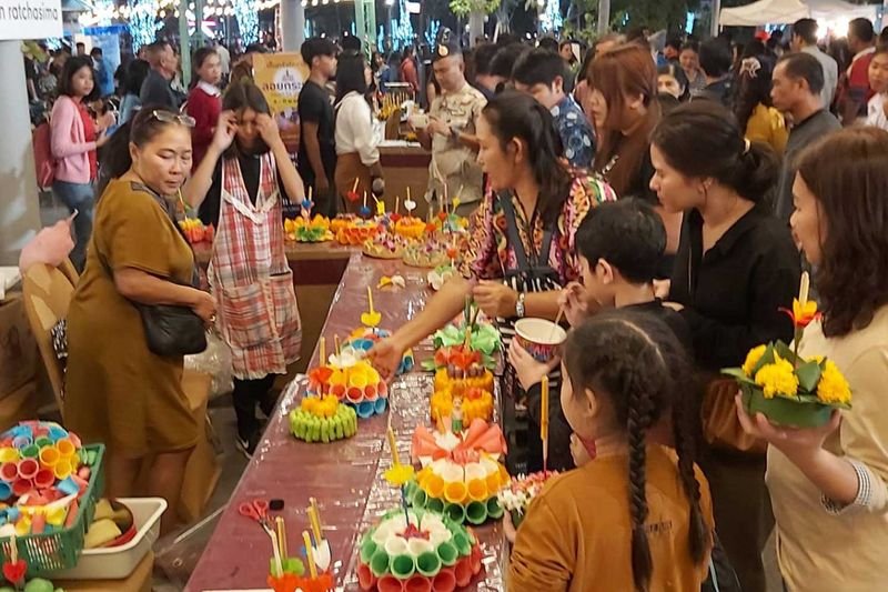 Das Opfer der Copyright Agenten verkaufte gestern Hunderte von Krathong Körben