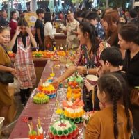 Das Opfer der Copyright Agenten verkaufte gestern Hunderte von Krathong Körben