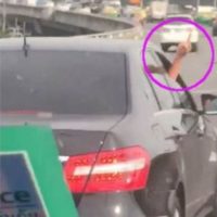 Mercedes Benz Fahrer zeigt einem Krankenwagen trotz Sirene und Blaulicht den Mittelfinger