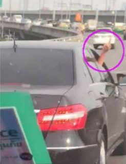 Mercedes Benz Fahrer zeigt einem Krankenwagen trotz Sirene und Blaulicht den Mittelfinger