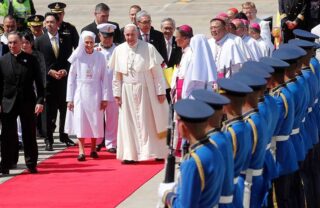Papst Franziskus kommt zu Beginn seiner Asienreise in Thailand an