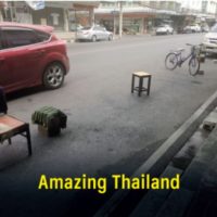 Deutscher Tourist versteht die Stühle auf der Straße als ein Zeichen der Freundlichkeit der Thais