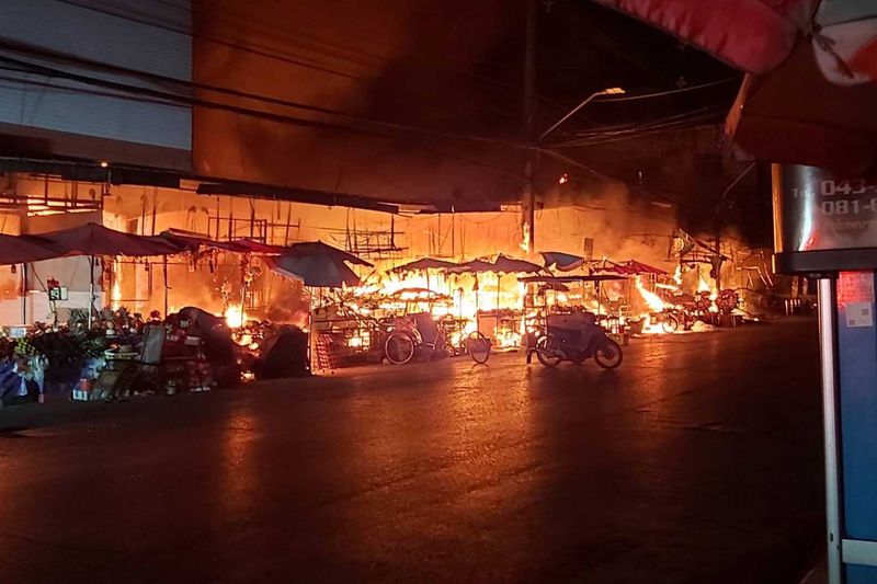 50 Millionen Baht Schaden nach einem Feuer im Mae Kim Heng Markt in Korat