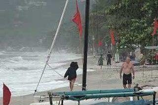Wegen der starken Winde rote Flaggen am Strand von Ko Samui