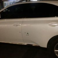 Zwei unbekannte Männer feuern acht Schüsse auf das Auto von Big Joke