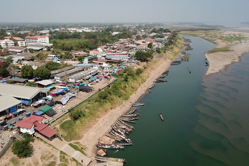 Der ausgetrocknete Mekong behindert den Schiffsverkehr und zwingt die Boote zur Umleitung