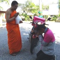 Ein Mönch geht mit der Zeit und nimmt Spenden per Liefer-App an