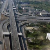 Das Fahren mit einer Geschwindigkeit von weniger als 90 km / h auf der rechten Autobahnspur kann zu einer Straftat werden