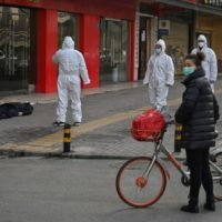 Leere Straßen und Tote auf dem Bürgersteig in Wuhan