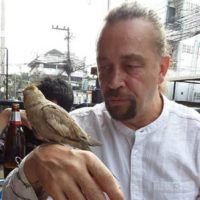 Ein Engländer bittet um Hilfe, nachdem bei einem Unfall ein Thai getötet wurde