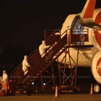 Der thailändische Evakuierungspilot begrüßt die "heldenhaften" Mitarbeiter