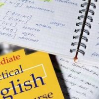 Das Bildungsministerium drängt darauf, Englischlehrer zu finden