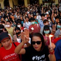 Hunderte protestieren gegen das Verbot der Future Forward Partei in Thailand