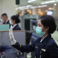 200 Ankünfte aus Südkorea wurden zur Coronavirus Untersuchung zur Marinebasis in Sattahip geschickt