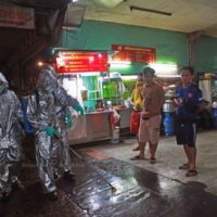 Thailänder im Ausland protestieren gegen die neue Check-in Regel mit einem Gesundheitszeugnis