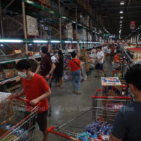 Keine leeren Regale mit lebenswichtigen Gütern in den Geschäften in Thailand