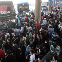 Zehntausende Menschen verlassen Bangkok, nachdem Millionen aufgrund von Covid-19 vorübergehend entlassen wurden