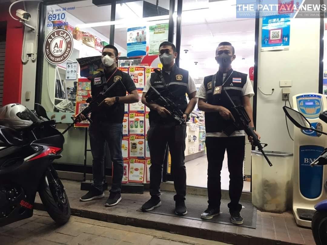 Schwerbewaffnete Polizisten kontrollieren in Pattaya wichtige Geschäfte und Banken
