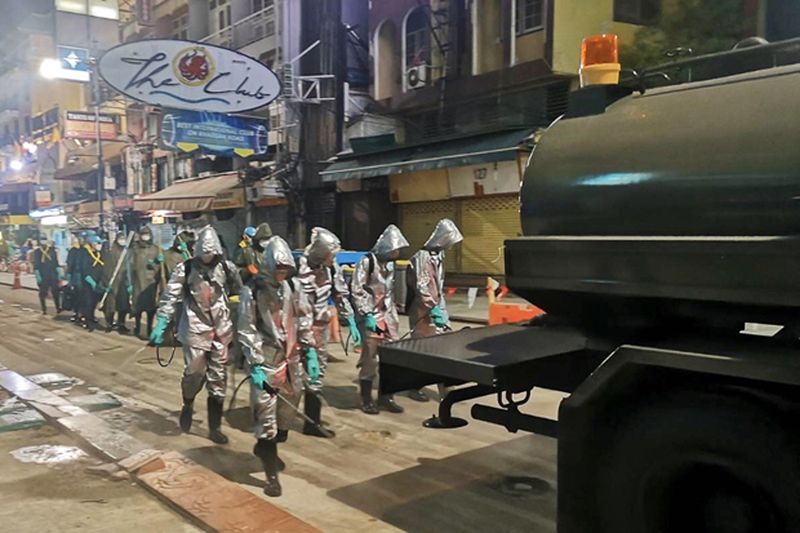 Die Armee desinfiziert jede Nacht die Straßen in Bangkok