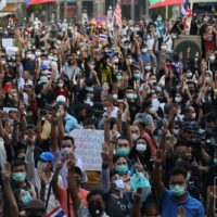 Tausende Studenten und Menschen der Kundgebungen warnen vor größeren Protesten in Bangkok