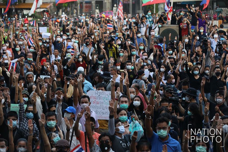 Tausende Studenten und Menschen der Kundgebungen warnen vor größeren Protesten in Bangkok