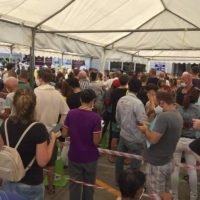 Die automatische Verlängerung des Visums für Ausländer kann nicht früh genug erfolgen, da sich HUNDERTE außerhalb der Einwanderungsbehörde in Pattaya anstellen