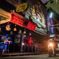 Die Covid-19 Pandemie verdunkelt das 5 Milliarden Dollar Nachtleben Geschäft in Thailand