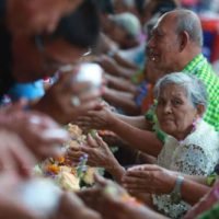 Die Songkran Kampagne "Save Parents" zielt darauf ab, Covid-19 zu löschen