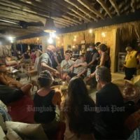 22 Ausländer und zwei Thais am Sonntagabend in einer Bierbar auf Ko Samui verhaftet