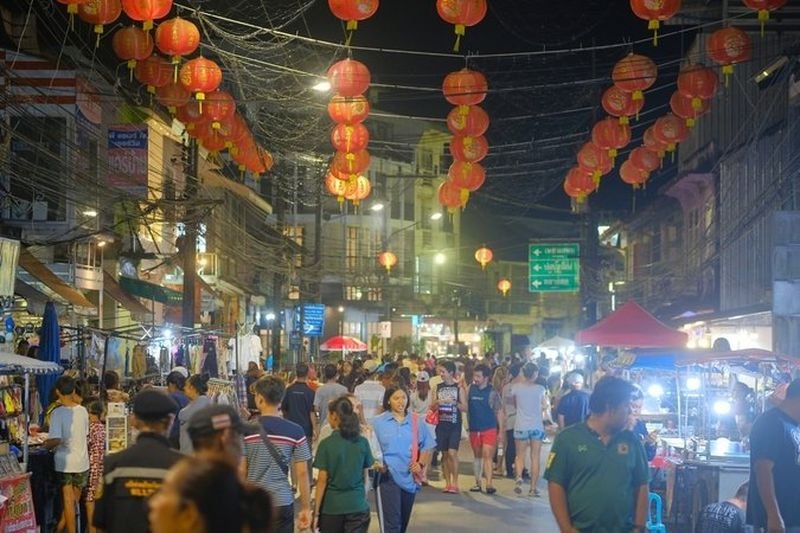Die meisten Thailänder möchten jetzt das Kino, den Flughafen und die Flohmärkte besuchen