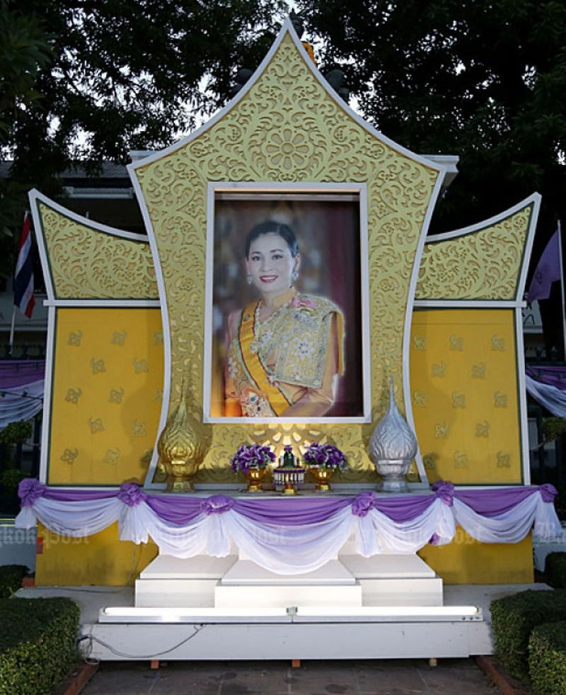 Thailänder feiern den Geburtstag der Königin