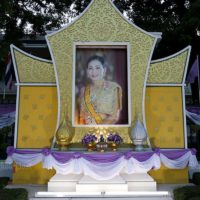 Thailänder feiern den Geburtstag der Königin