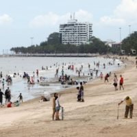 Menschenmassen strömen an den Strand, als er wieder geöffnet wird