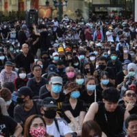 Studentenaktivisten, die sich in der Hauptstadt versammelt haben, dürfen die Monarchie nicht erwähnen