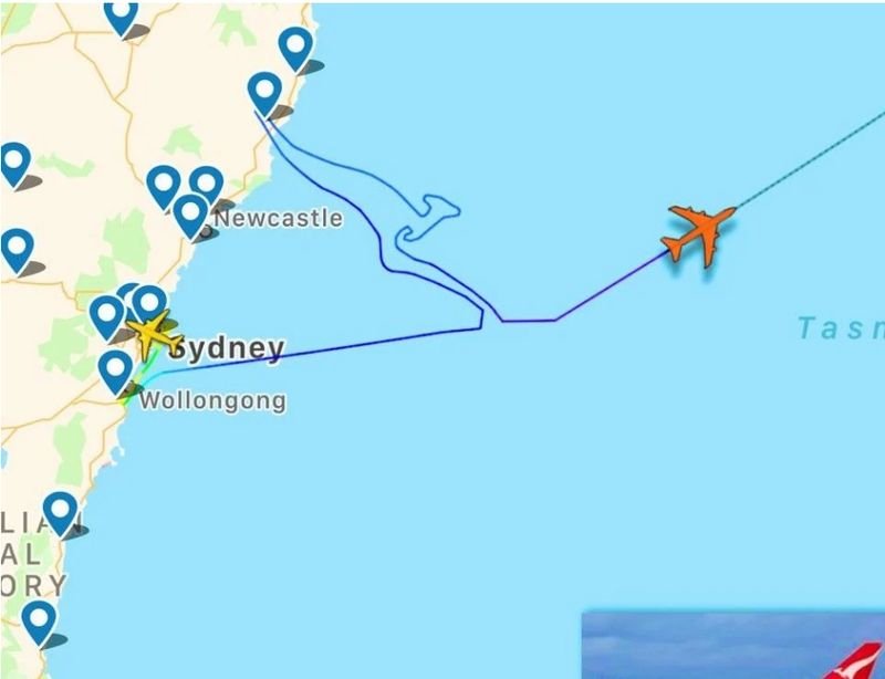 Der letzte Flug mit der Qantas 747 zeichnet das Känguru-Logo in den Himmel, um die letzte Reise zu markieren