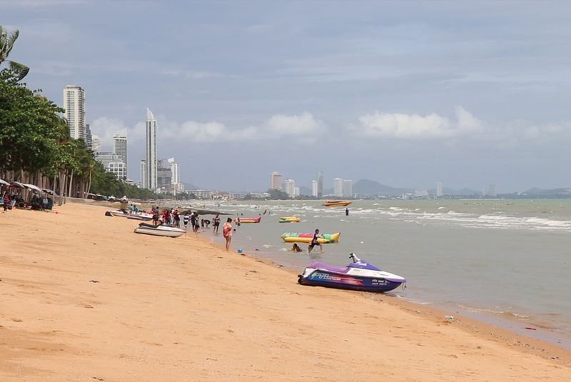 Die Strände von Pattaya sind zu Beginn eines langen Urlaubs ruhig